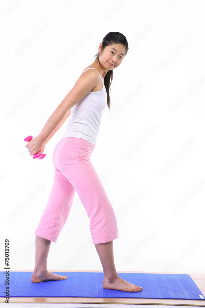 요가 하는 젊은 동양 여성 요가 하는 젊은 동양 여성