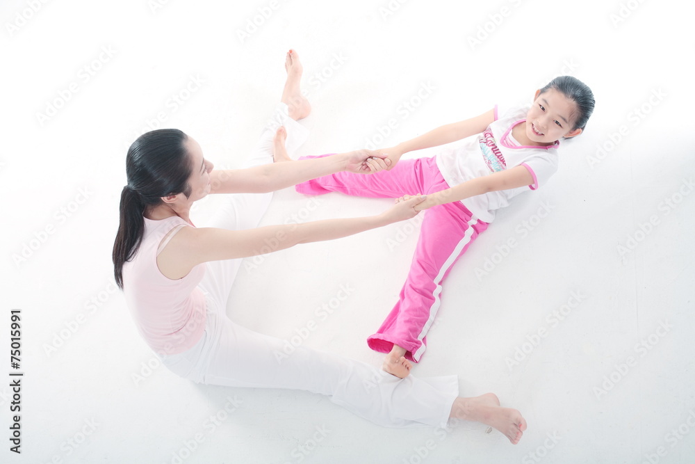 요가 하는 젊은 여성과 여자 아이 요가 하는 젊은 여성과 여자 아이