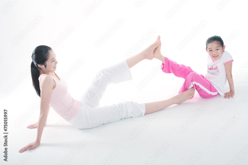 요가 하는 젊은 여성과 여자 아이 요가 하는 젊은 여성과 여자 아이
