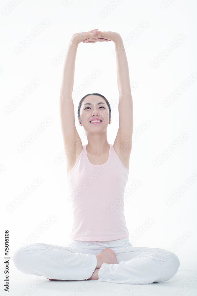 요가 하는 젊은 여성과 여자 아이 요가 하는 젊은 여성과 여자 아이