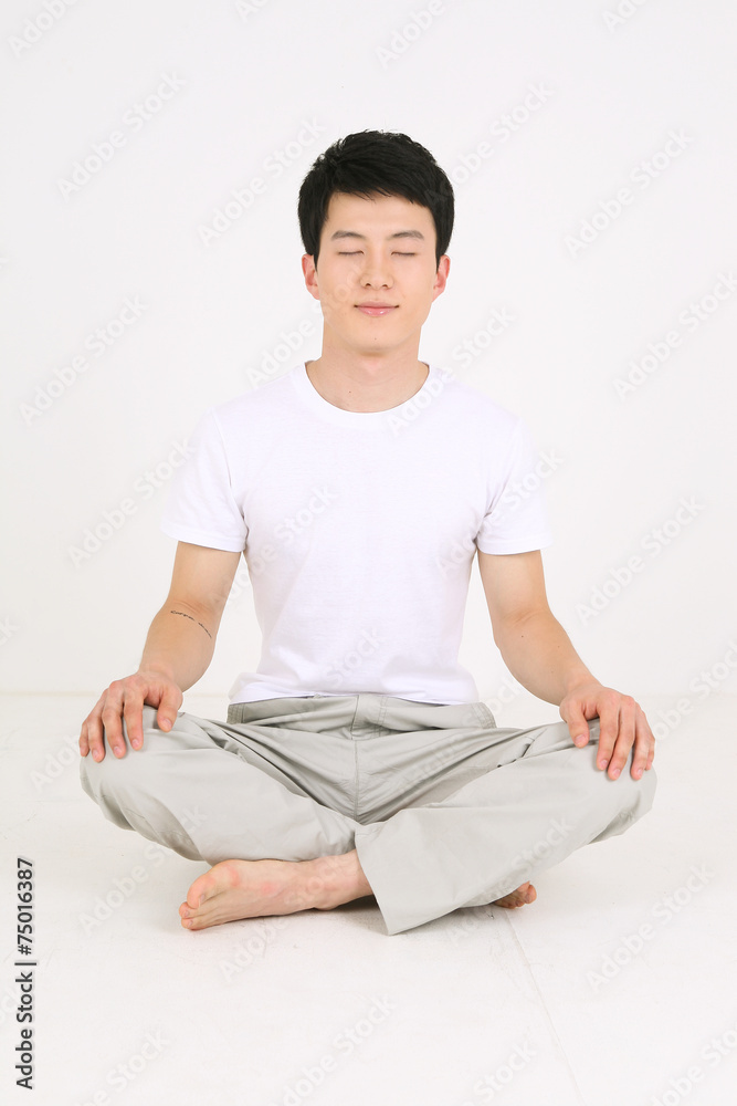 요가의 하고 있는 남성 요가의 하고 있는 남성