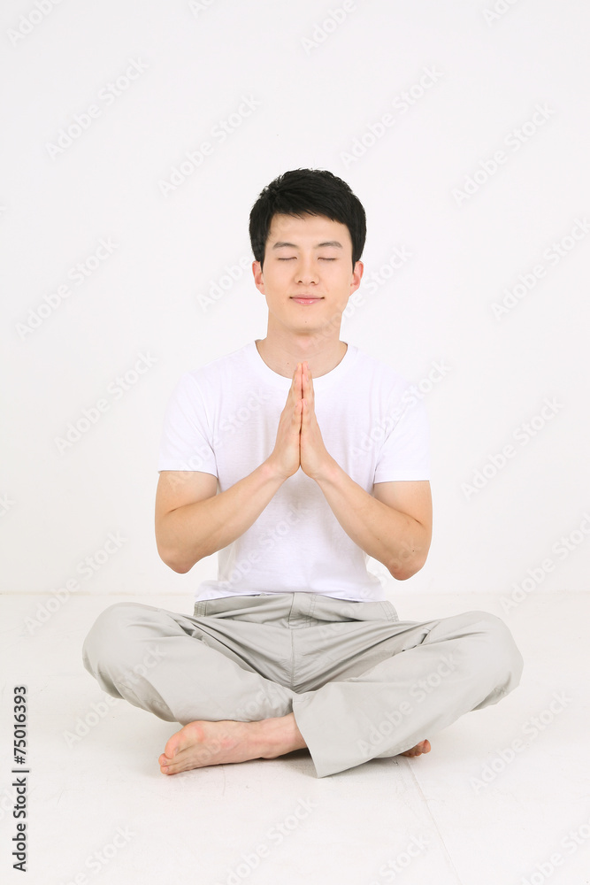 요가의 하고 있는 남성 요가의 하고 있는 남성