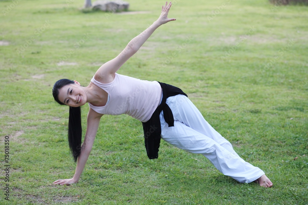 Fototapeta premium 공원에서 운동하는 젊은 여성