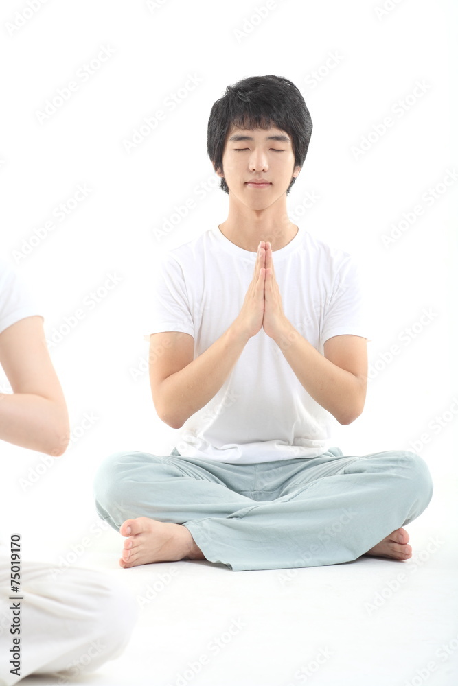 스튜디오에서 운동하는 젊은 남성과 여성 스튜디오에서 운동하는 젊은 남성과 여성