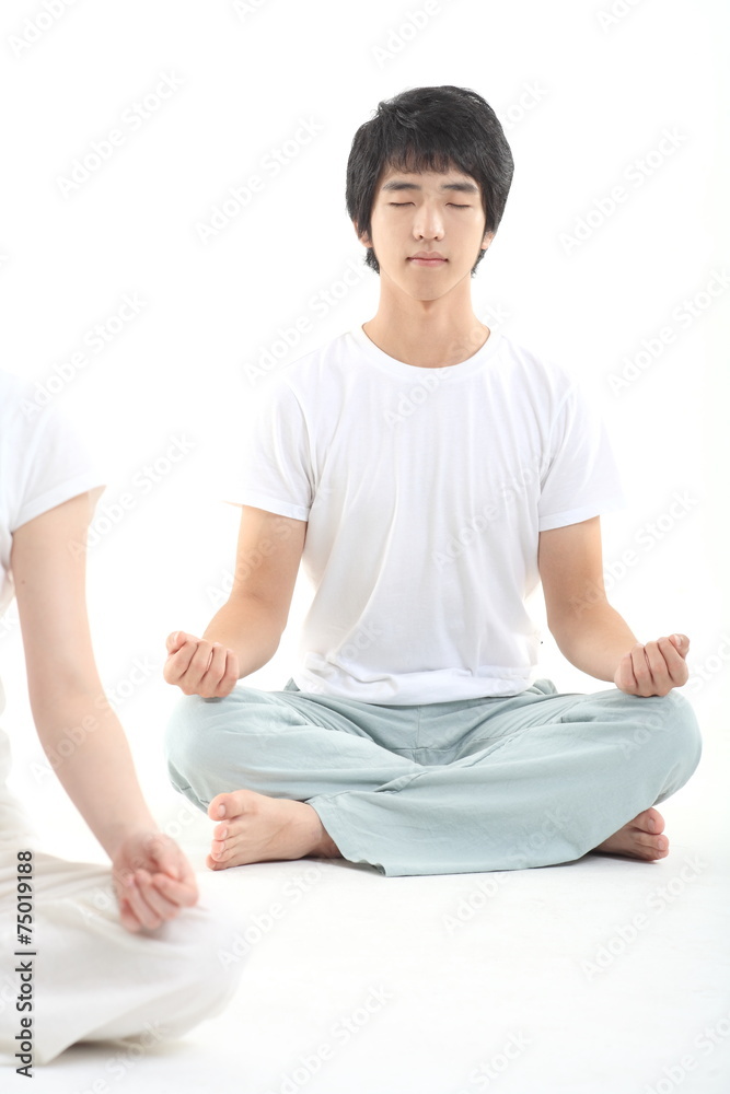 스튜디오에서 운동하는 젊은 남성과 여성