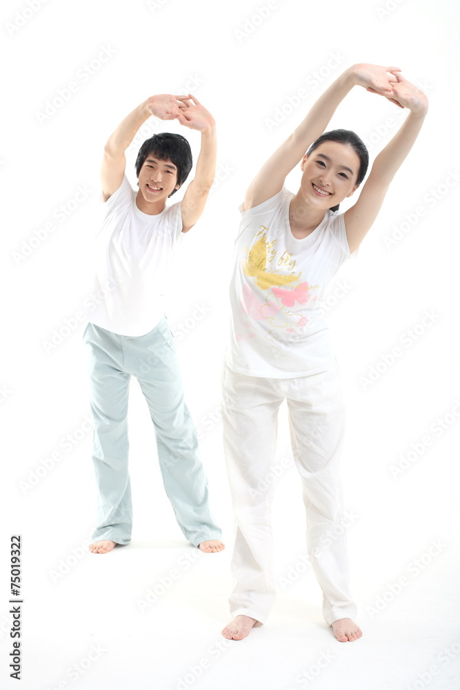 스튜디오에서 운동하는 젊은 남성과 여성 스튜디오에서 운동하는 젊은 남성과 여성