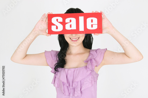 스튜디오에서 쇼핑백을 든 여성