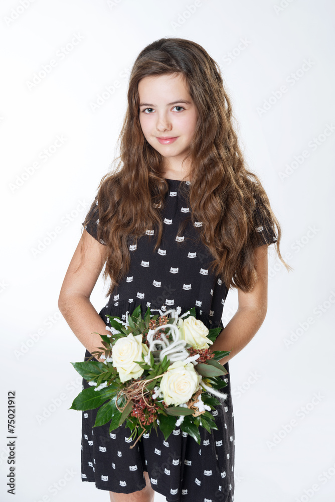 Lächelndes Mädchen mit Blumenstrauß Lächelndes Mädchen mit Blumenstrauß