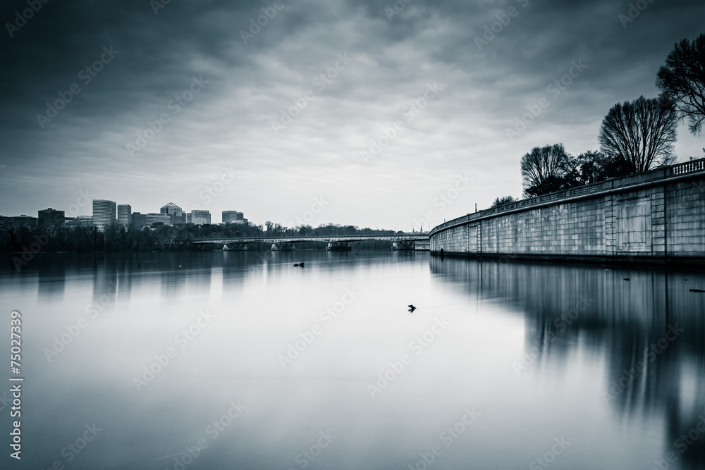 Fototapeta premium Long exposure of the Potomac River in Washington, DC.