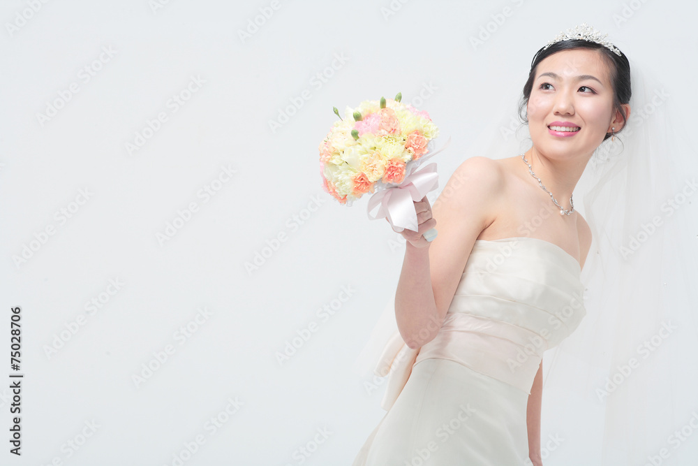 웨딩드레스를 입은 여성