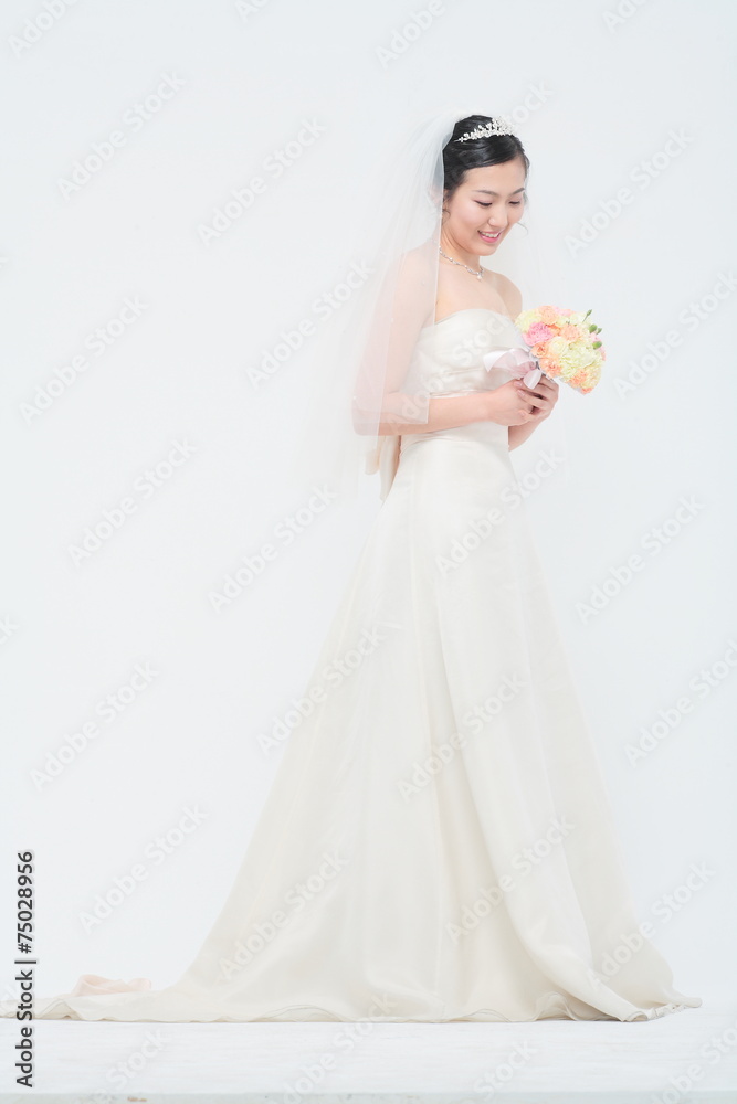 웨딩드레스를 입은 여성 웨딩드레스를 입은 여성
