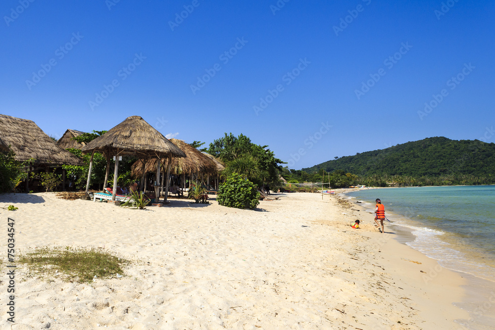 Fototapeta premium Two kids on beach sea