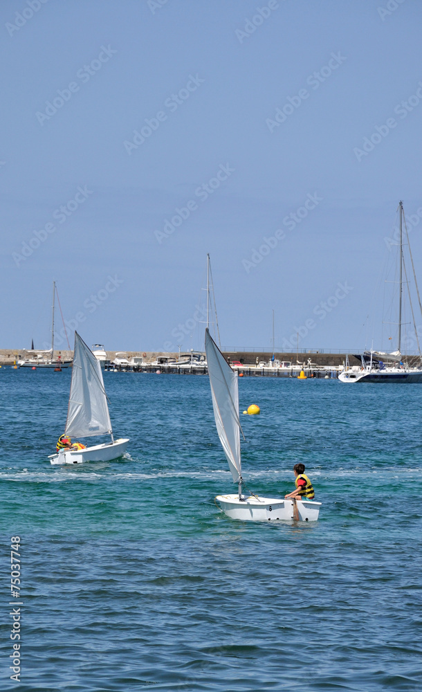 Fototapeta premium Cours de voile pour débutants (enfants)