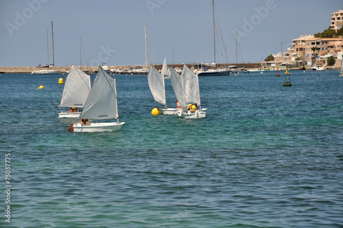 Leçon de voile pour enfants débutants