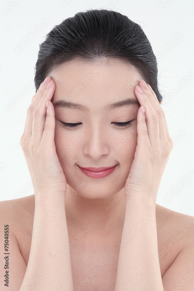 스킨케어컨셉의 여성 얼굴 클로즈업 스킨케어컨셉의 여성 얼굴 클로즈업