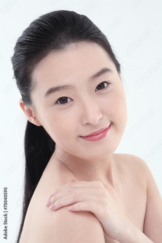 스킨케어컨셉의 여성 얼굴 클로즈업 스킨케어컨셉의 여성 얼굴 클로즈업