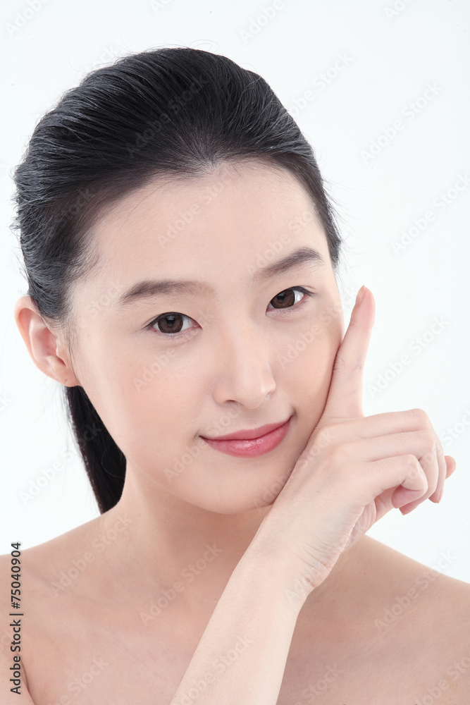 스킨케어컨셉의 여성 얼굴 클로즈업 스킨케어컨셉의 여성 얼굴 클로즈업