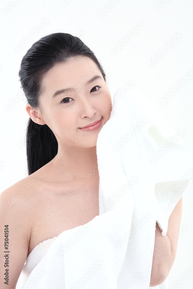 스킨케어컨셉의 여성 얼굴 클로즈업