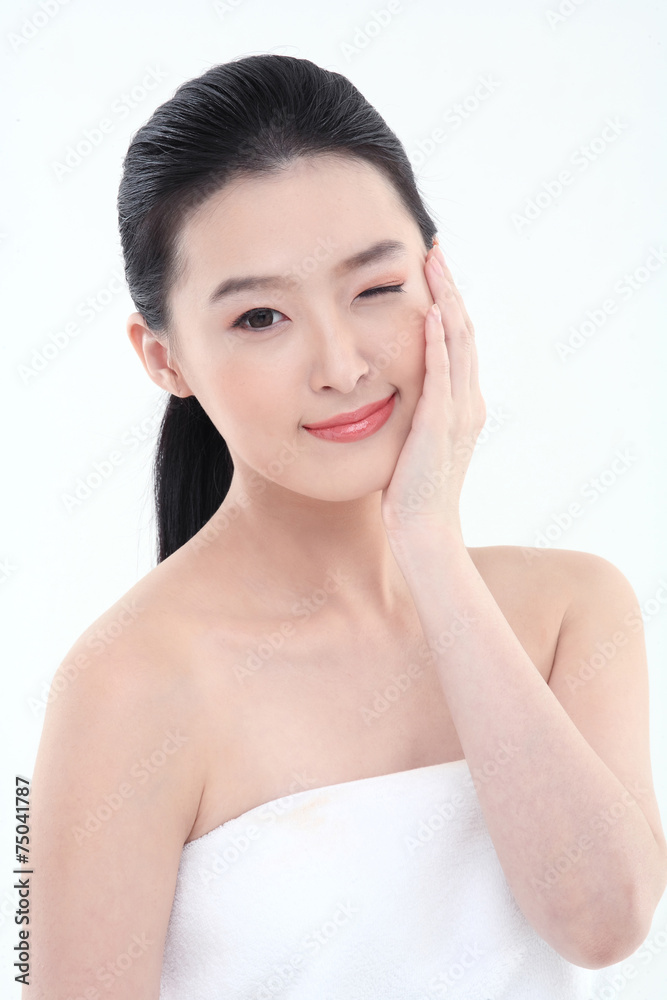 스킨케어컨셉의 여성 얼굴 클로즈업