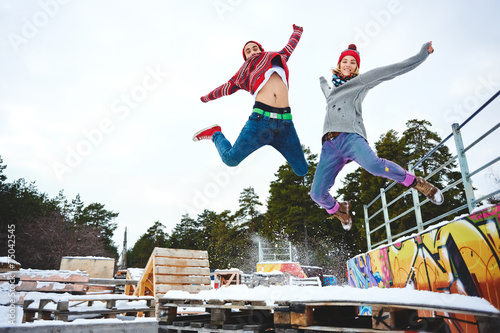 Молодая пара в прыжке