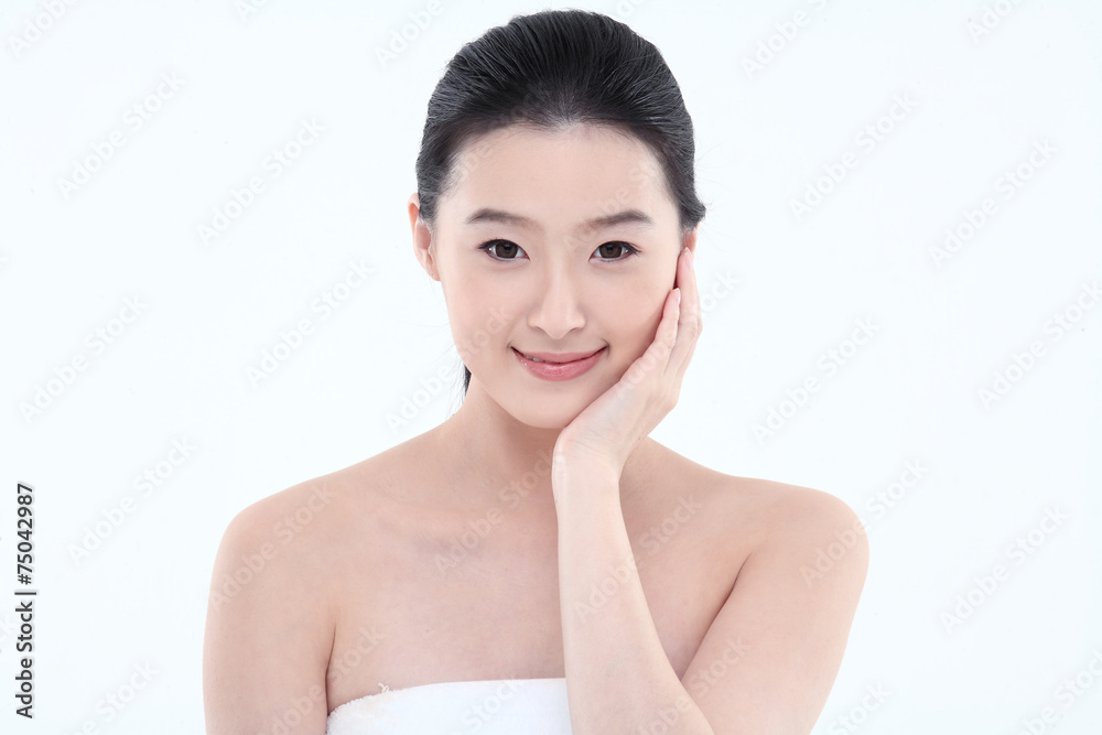 스킨케어컨셉의 여성 얼굴 클로즈업 스킨케어컨셉의 여성 얼굴 클로즈업