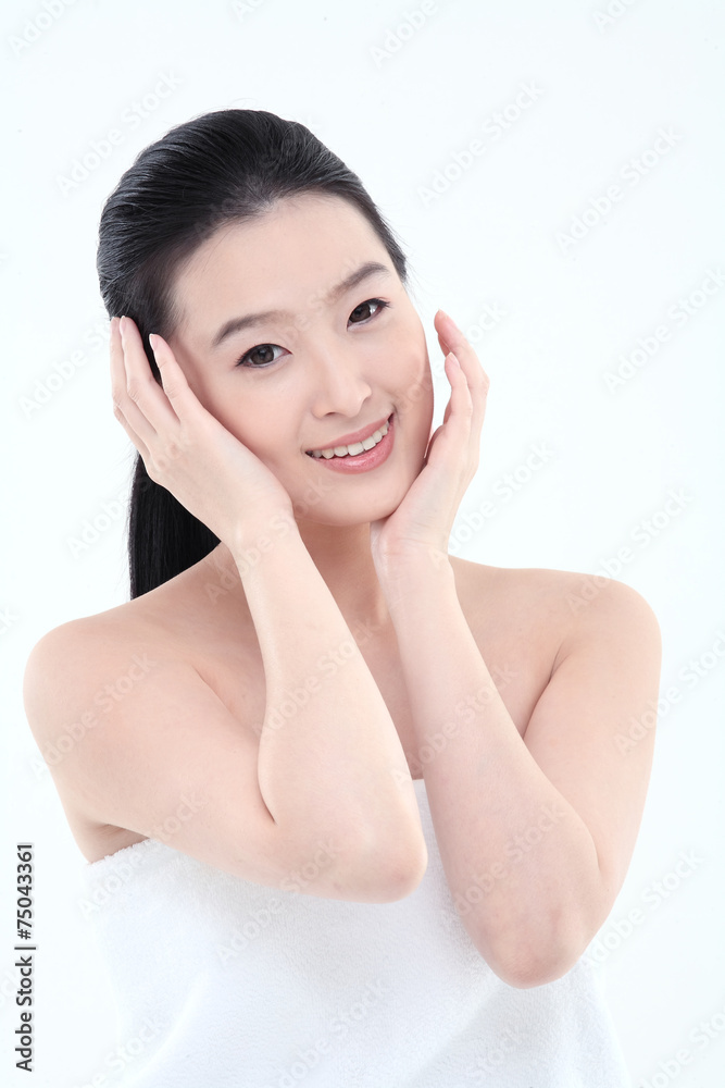 스킨케어컨셉의 여성 얼굴 클로즈업 스킨케어컨셉의 여성 얼굴 클로즈업