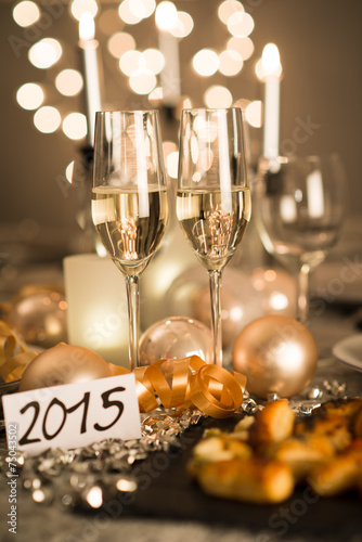 2015 new years eve party table champagne flute ribon glitter