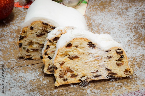 Geschnittener Christstollen auf altem Holztisch, Makro