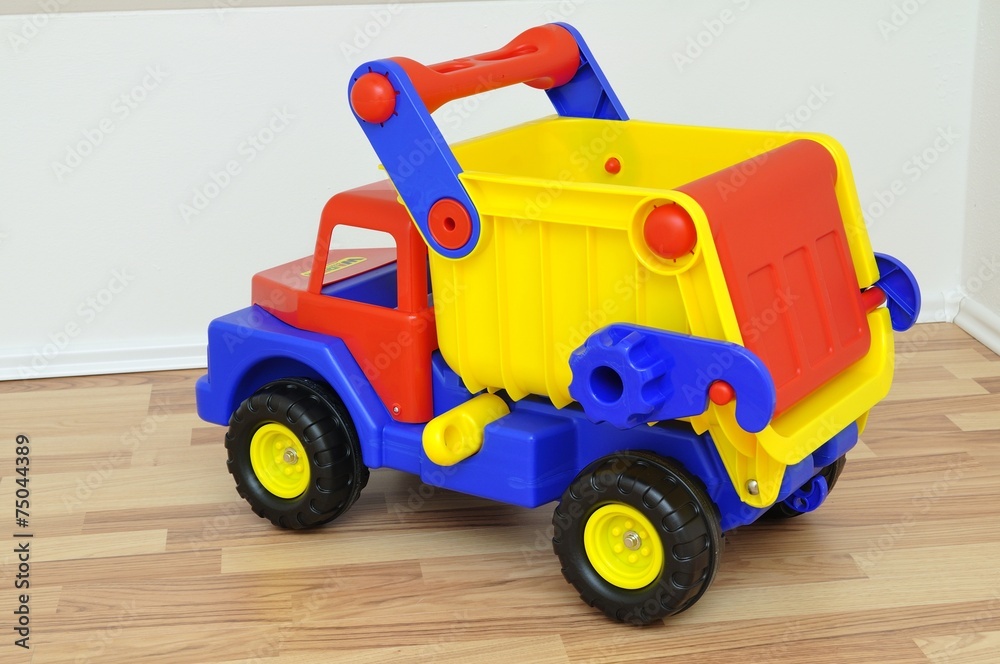 Spielzeuglaster im Kinderzimmer Spielzeuglaster im Kinderzimmer
