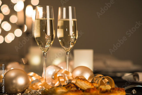 Canvas-taulu new years eve party table with champagne flute ribon glitter