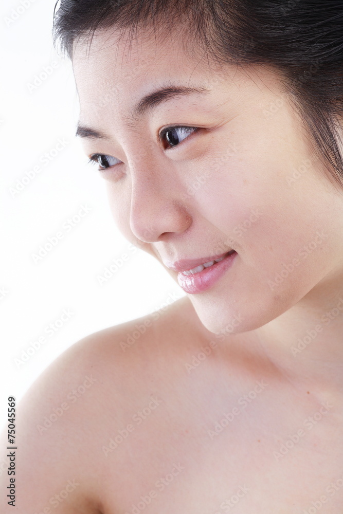 화장하는 여성 얼굴 클로즈업 화장하는 여성 얼굴 클로즈업