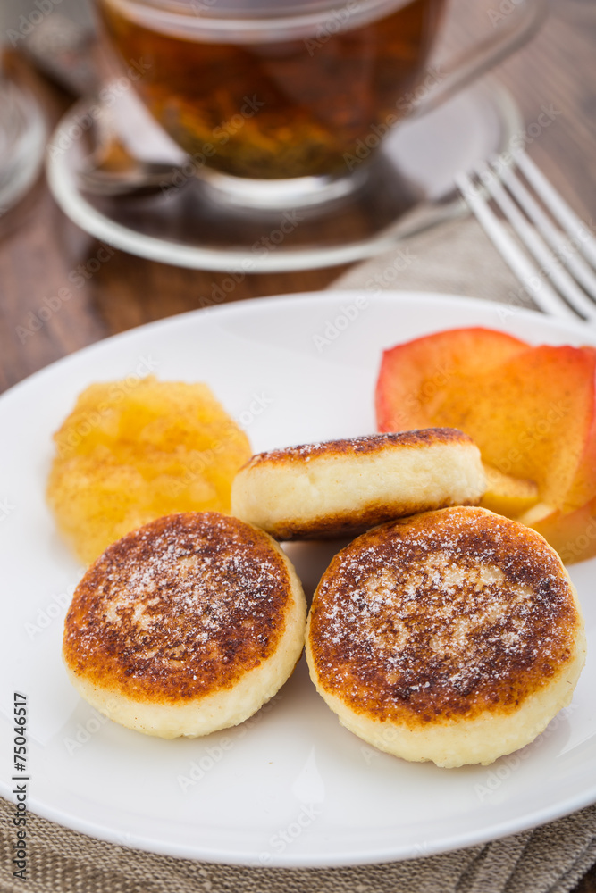 Cheese pancakes with baked apples