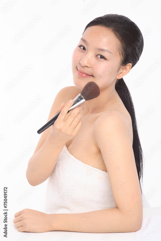 화장하는 여성 얼굴 클로즈업 화장하는 여성 얼굴 클로즈업