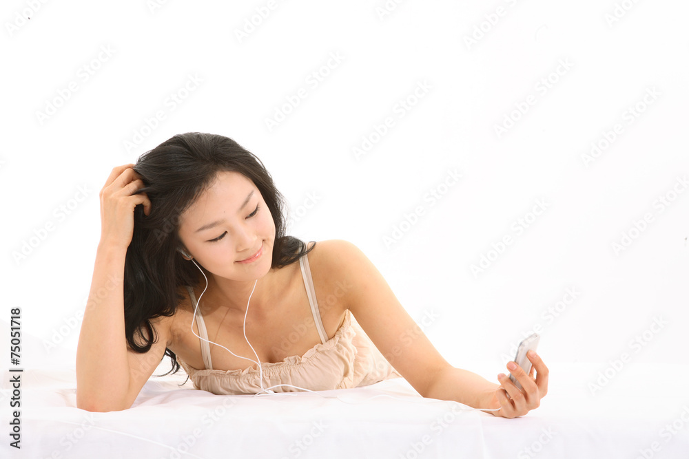 편한 복장으로 엎드린 여성 편한 복장으로 엎드린 여성