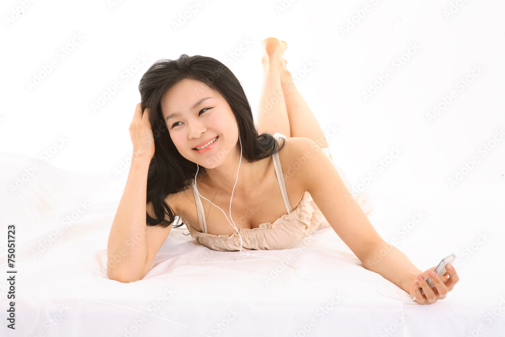 Naklejka premium 편한 복장으로 엎드린 여성