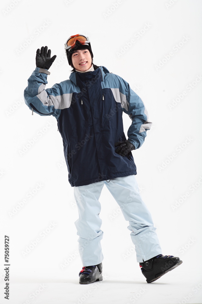 스튜디오에서 스키 타는 남성