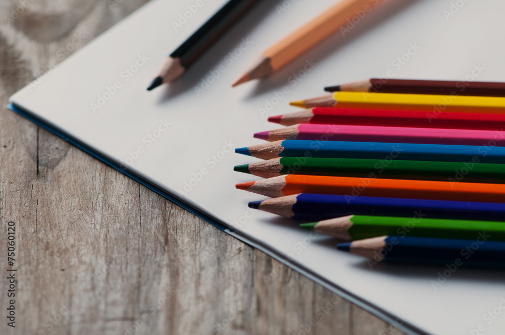 Obraz premium Blank paper and colorful pencils