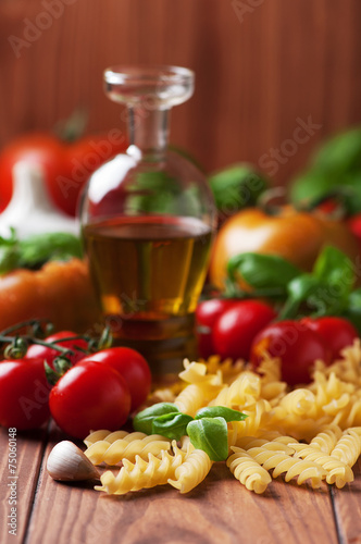 Spaghetti and tomatoes with herbs