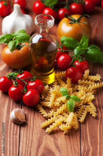 Spaghetti and tomatoes with herbs