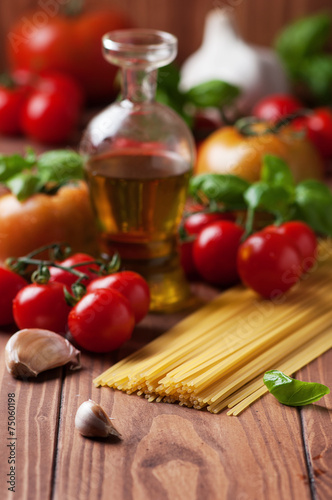 Spaghetti and tomatoes with herbs