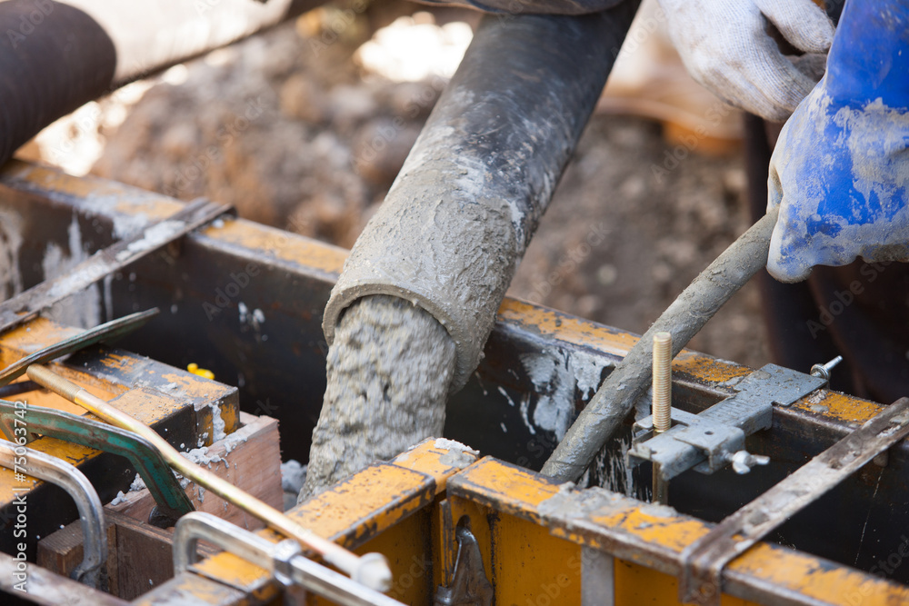 Naklejka premium 住宅の基礎工事 型枠への生コン打設