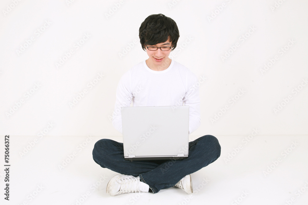 스튜디오의 깔끔한 이미지 젊은 남자 스튜디오의 깔끔한 이미지 젊은 남자