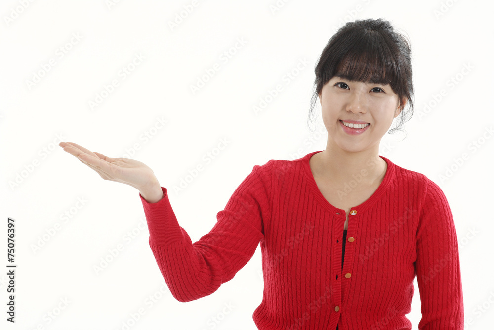 스튜디오 안의 젊은 여성