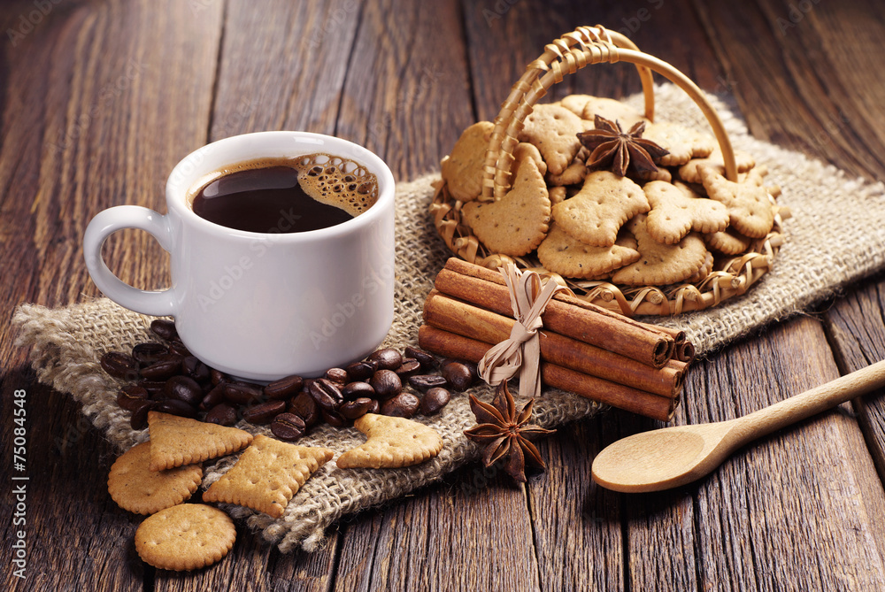 Fototapeta premium Coffee and small decorative cookies