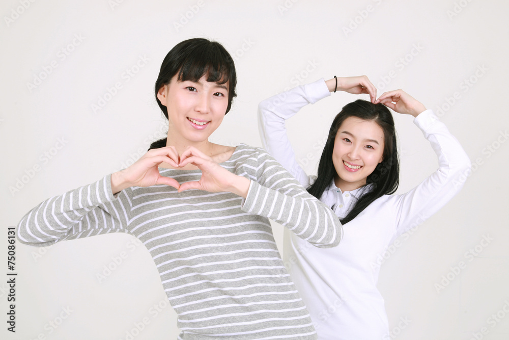 스튜디오 안의 즐거운 대학생들 스튜디오 안의 즐거운 대학생들