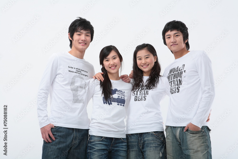 스튜디오 안의 젊은 대학생들