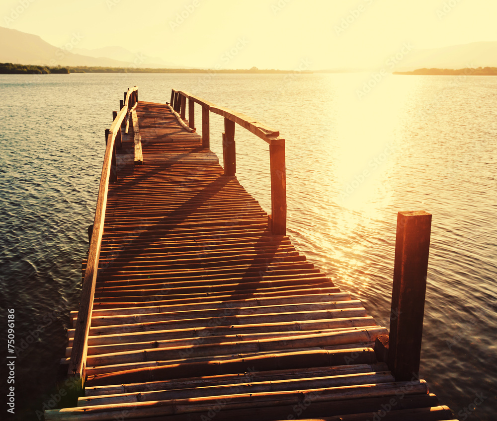 Obraz premium Boardwalk on beach