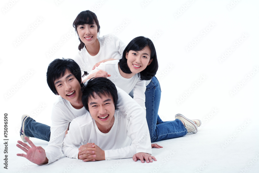 스튜디오 안의 젊은 대학생들
