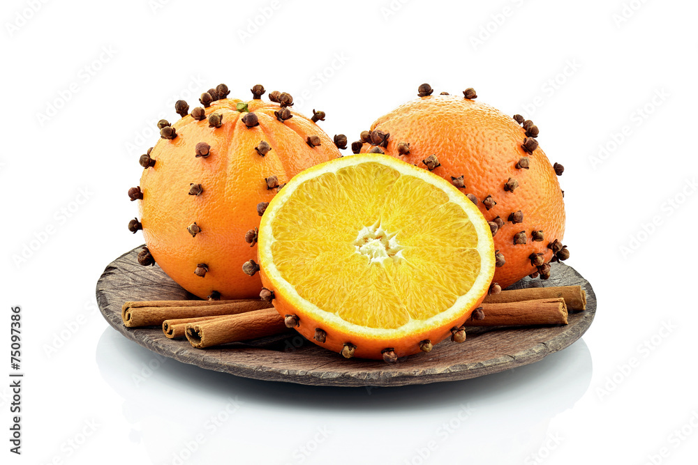Pomarańcze z cynamonem na drewnianym talerzu - obrazy, fototapety, plakaty 