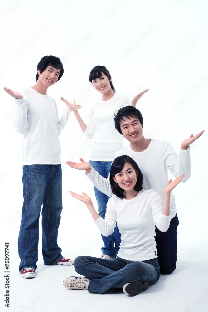 스튜디오 안의 젊은 대학생들 스튜디오 안의 젊은 대학생들